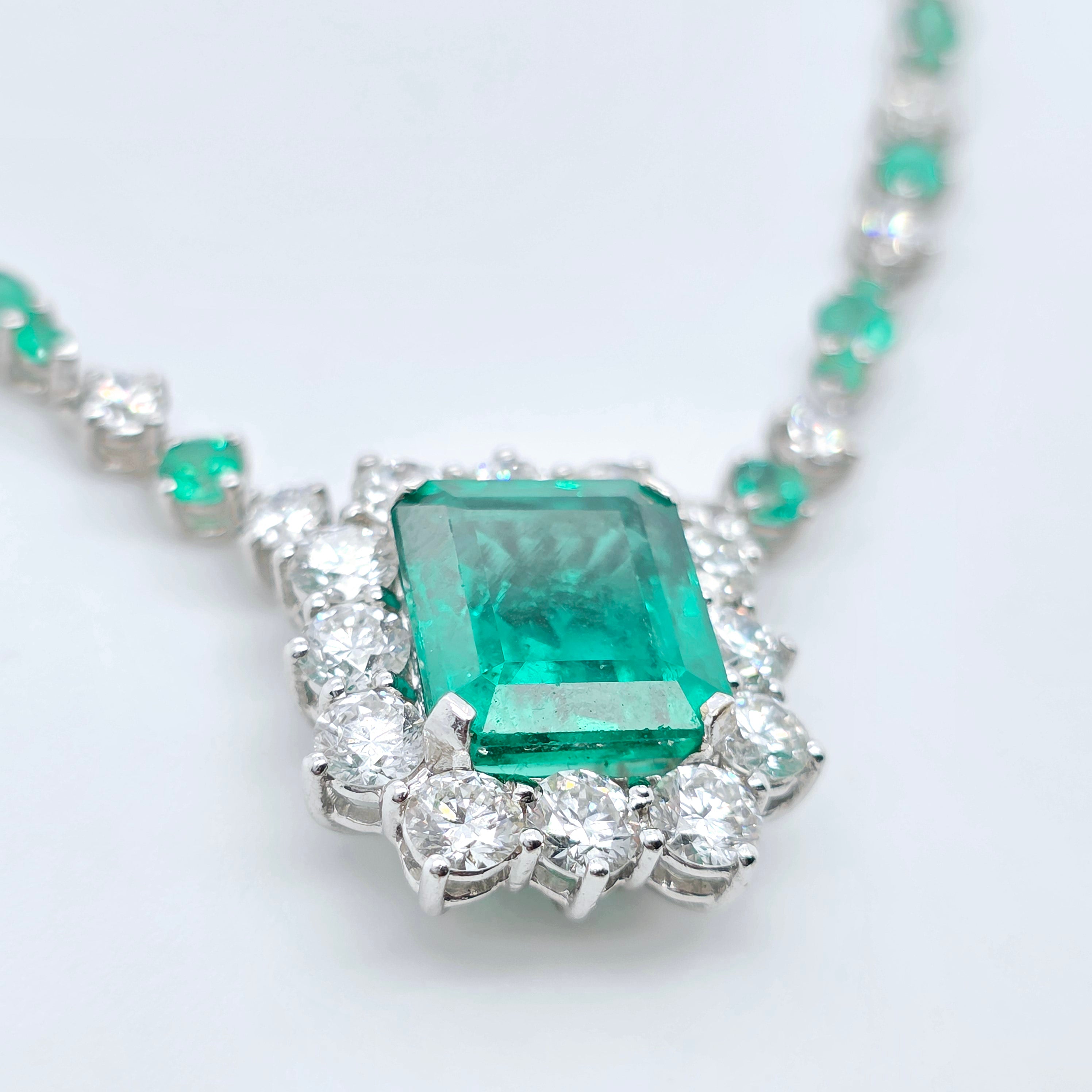 Antique emerald pendant necklace, Halo setting